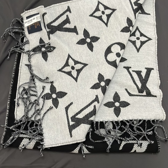 Authentic Simply LV scarf - Picture 6 of 6
